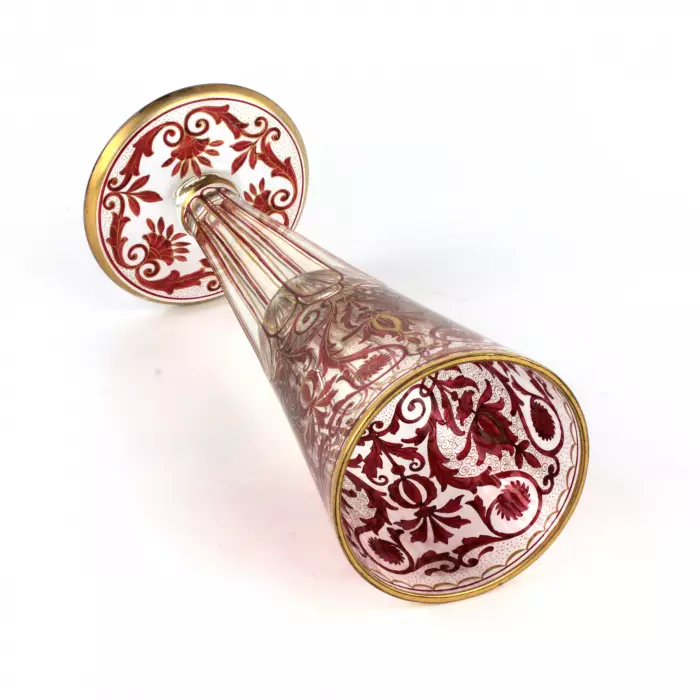 Grand gobelet en verre avec peinture. 