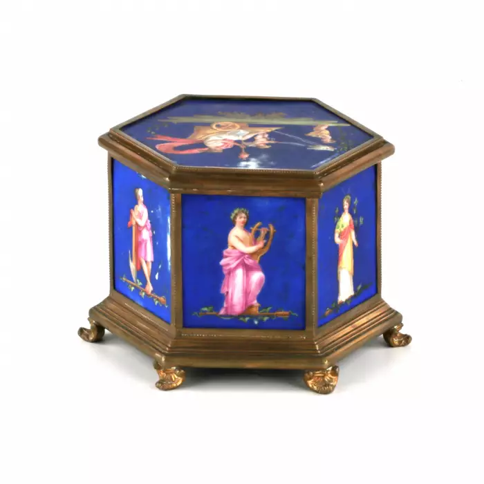 Boîte en laiton à muses, sur panneaux de porcelaine. 