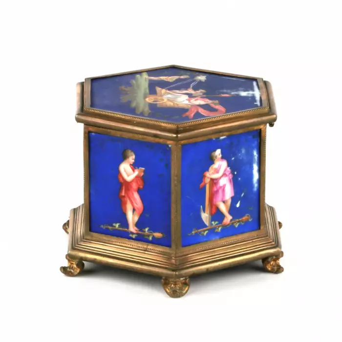 Boîte en laiton à muses, sur panneaux de porcelaine. 
