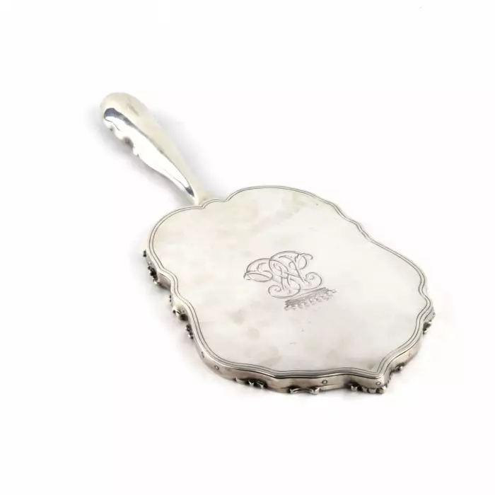 Miroir à main en argent de style Louis XV. 