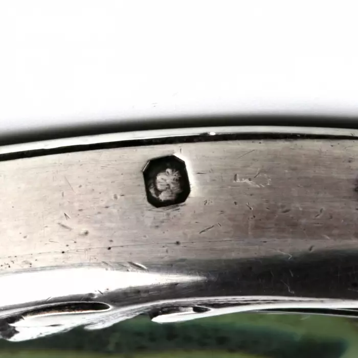 Miroir à main en argent de style Louis XV. 