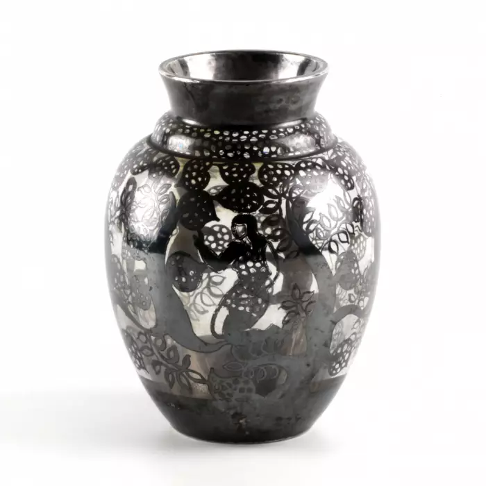 Vase decoratif en verre à decor dargent decoupe. 