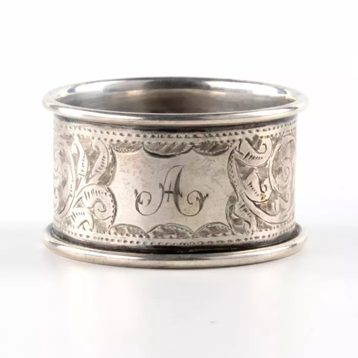 Six ronds de serviette anglais en argent, dans un etui dorigine. 