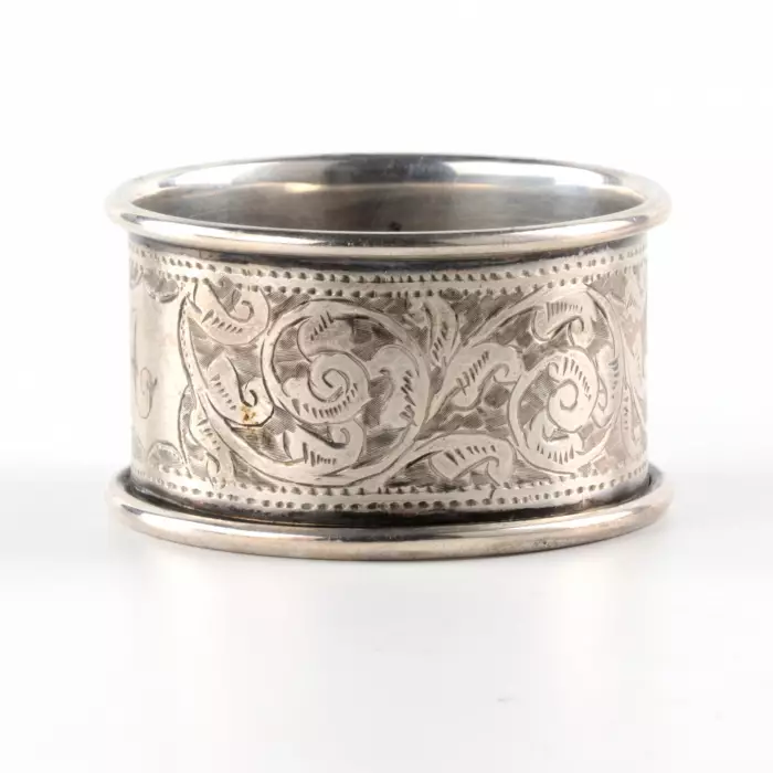 Six ronds de serviette anglais en argent, dans un etui dorigine. 