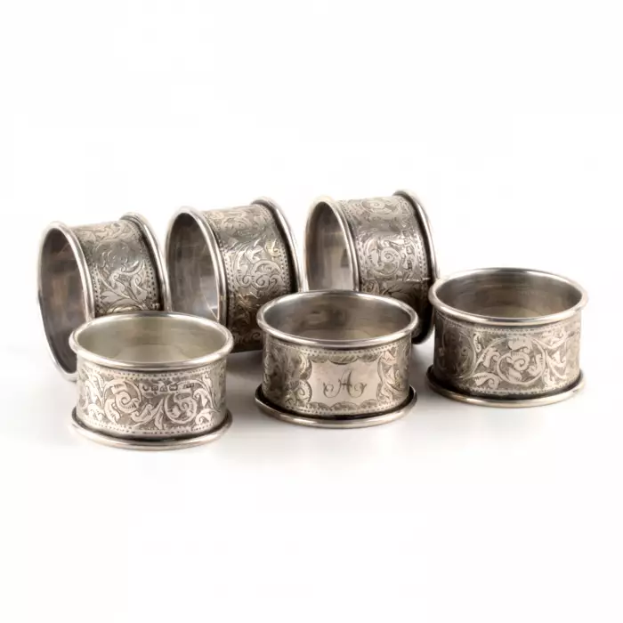 Six ronds de serviette anglais en argent, dans un etui dorigine. 