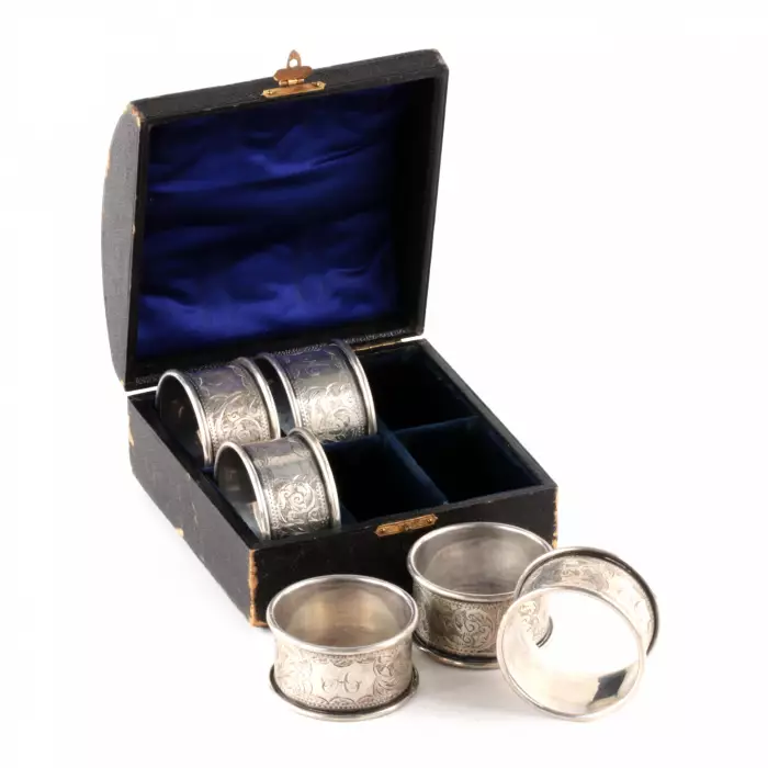 Six ronds de serviette anglais en argent, dans un etui dorigine. 