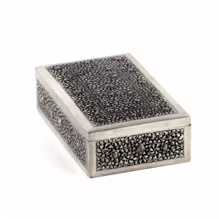 Серебряная коробка для сигар.