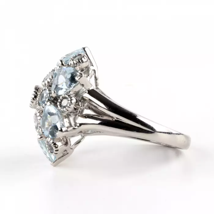 Bague cocktail avec aigues-marines. 