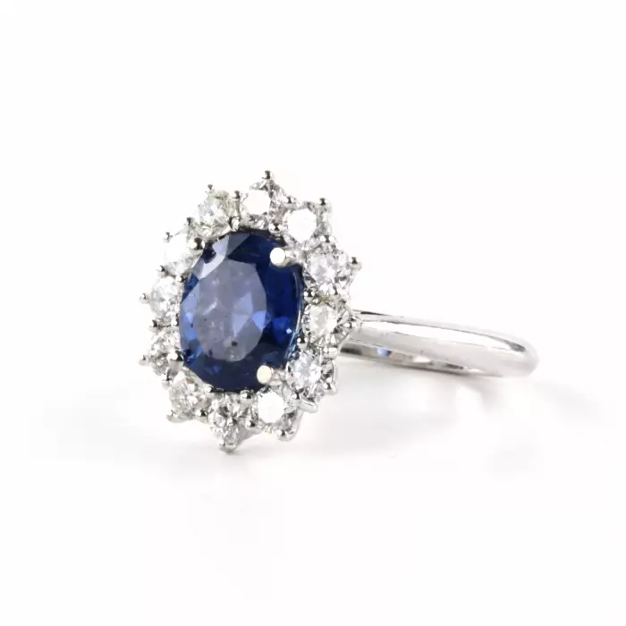 GOLD RING WITH SAPPHIRE AND DIAMONDS