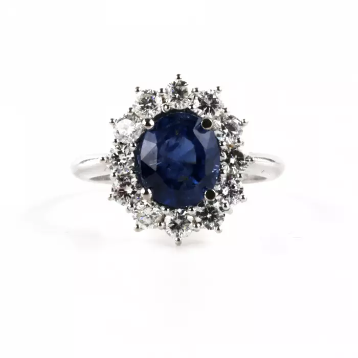 GOLD RING WITH SAPPHIRE AND DIAMONDS