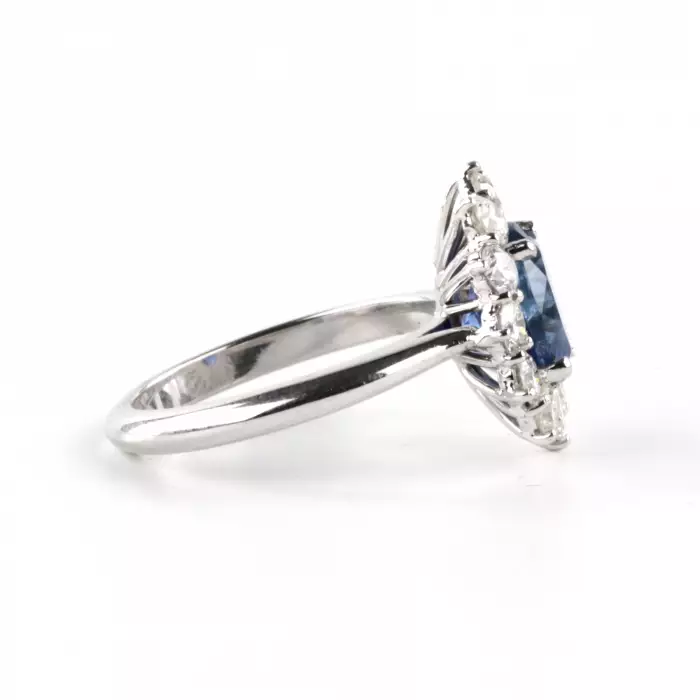 GOLD RING WITH SAPPHIRE AND DIAMONDS