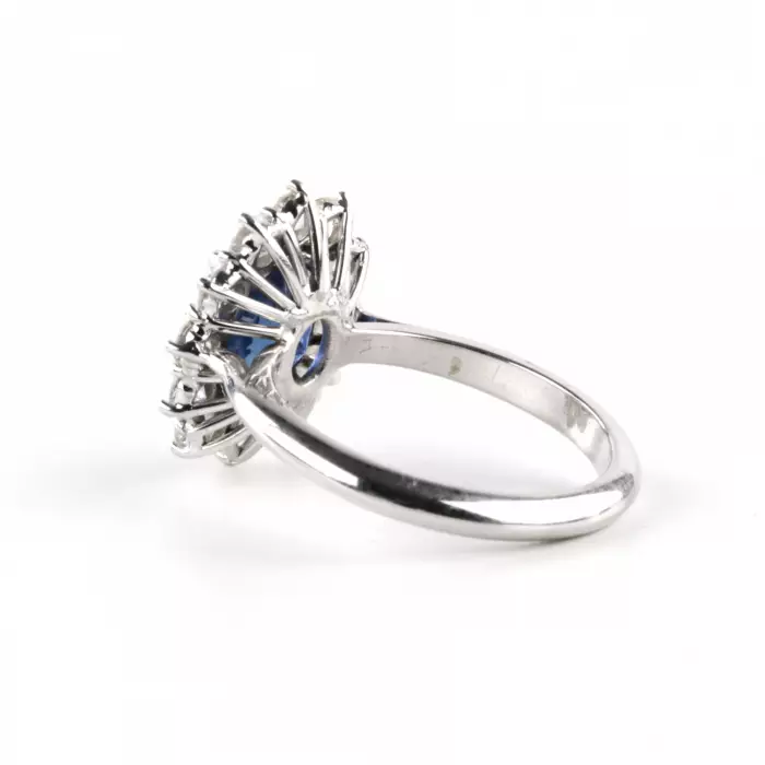 GOLD RING WITH SAPPHIRE AND DIAMONDS