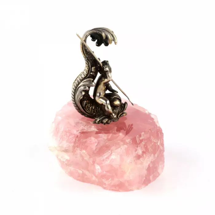 Miniature en argent sur quartz. Bebe - triton à la chasse. 