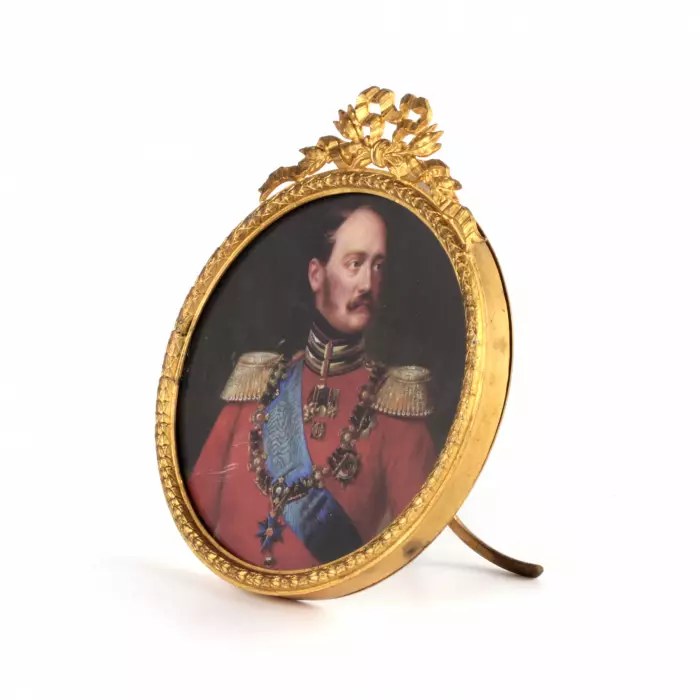 Round photo frame in neoampire style. 
