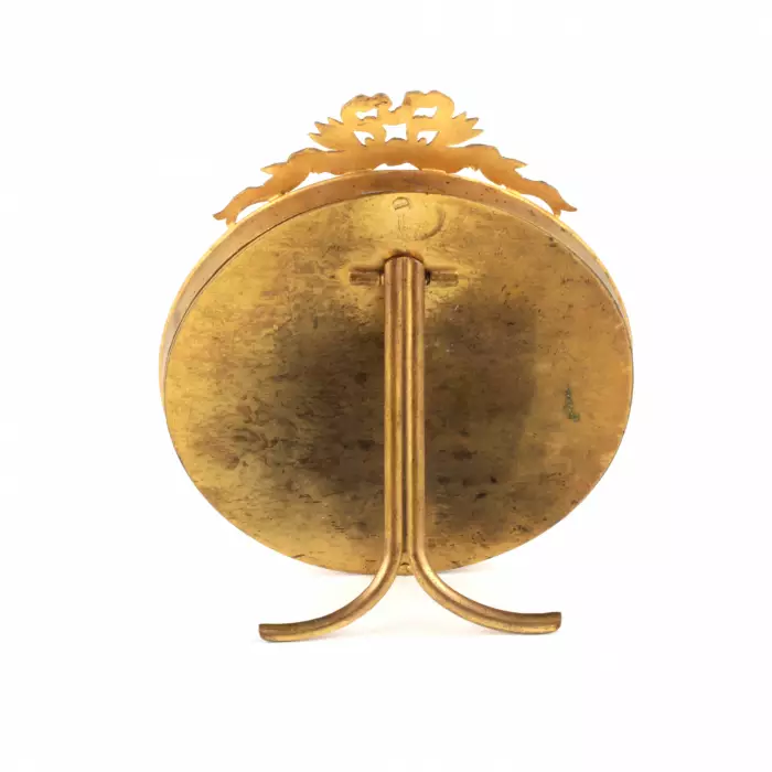 Round photo frame in neoampire style. 