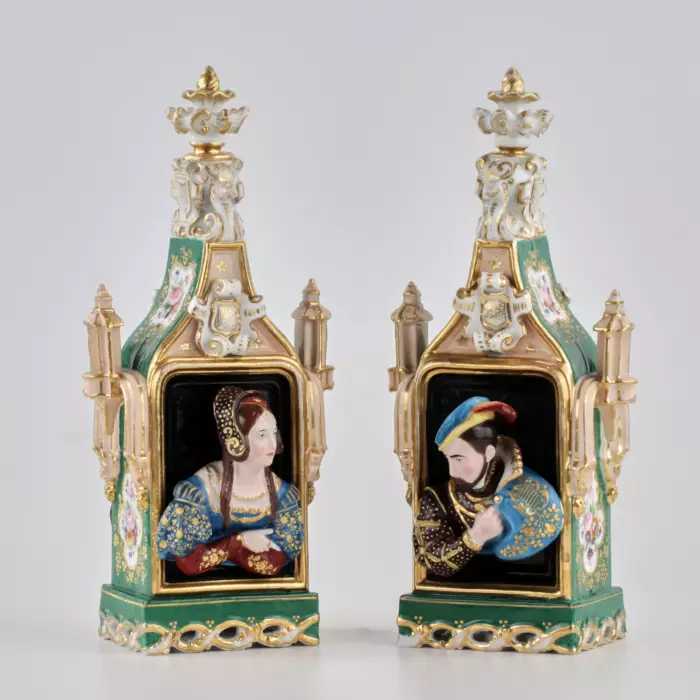 Une paire darômes de porcelaine Jakop Petit.