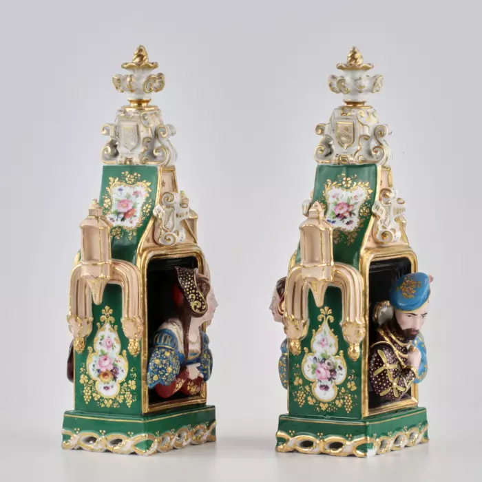 Une paire darômes de porcelaine Jakop Petit.