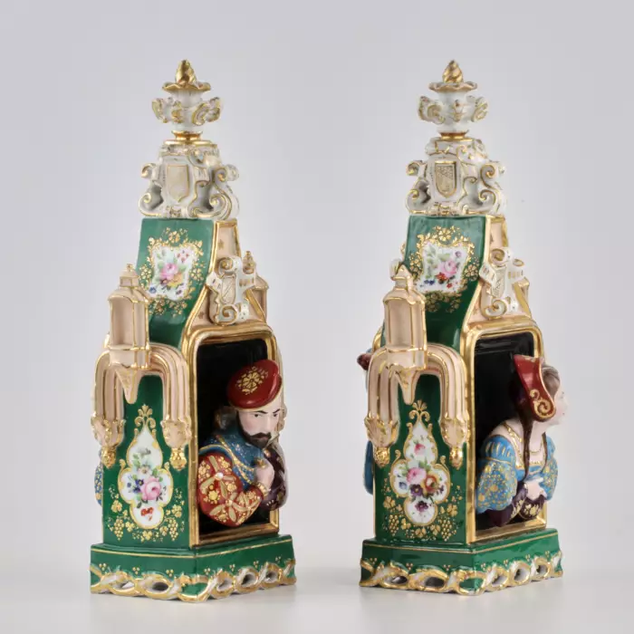 Une paire darômes de porcelaine Jakop Petit.
