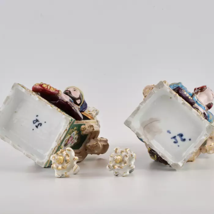 Une paire darômes de porcelaine Jakop Petit.