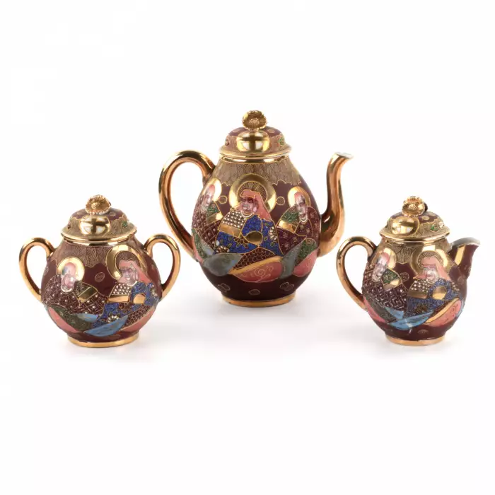 Un service à the complet en porcelaine Satsumi, dans sa propre malle penderie. 