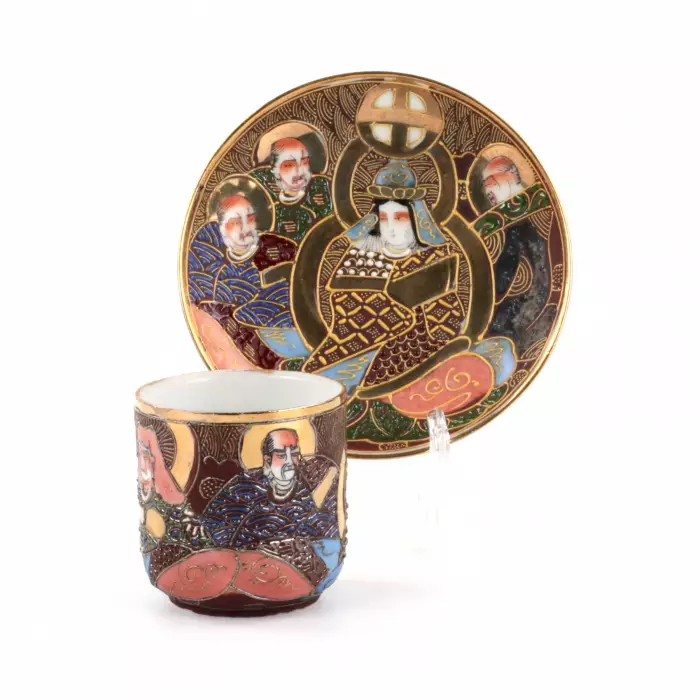 Un service à the complet en porcelaine Satsumi, dans sa propre malle penderie. 