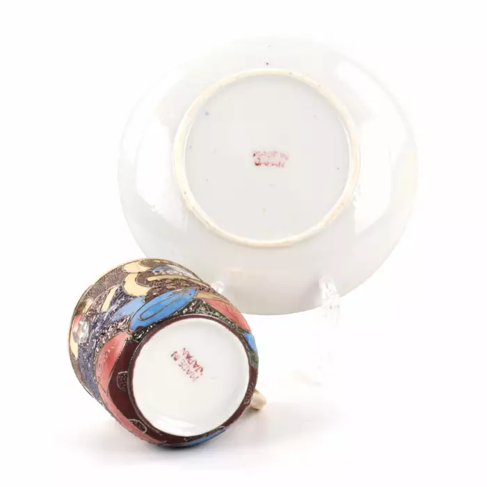 Un service à the complet en porcelaine Satsumi, dans sa propre malle penderie. 