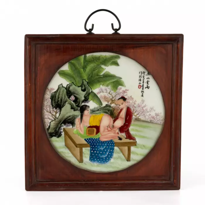 Une paire de couches erotiques japonaises. 