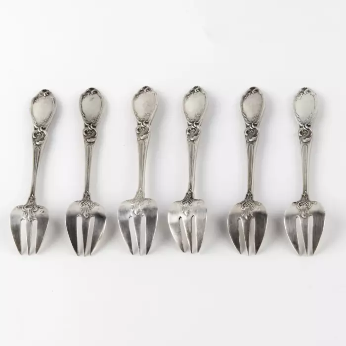 Ensemble de six fourchettes à huîtres en argent. La France. 