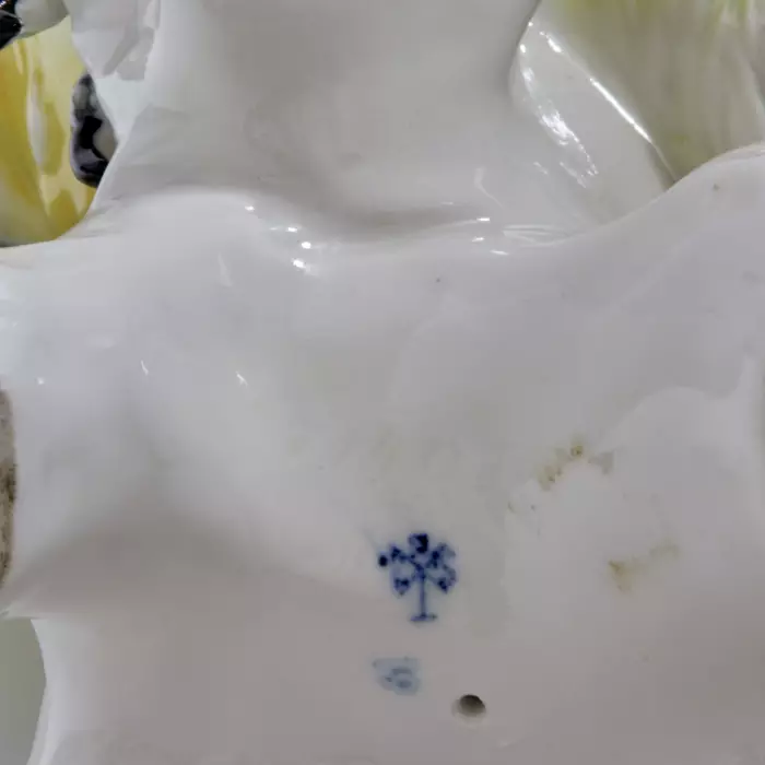 Figurine en porcelaine Perroquet Bleu. Karl Ens.