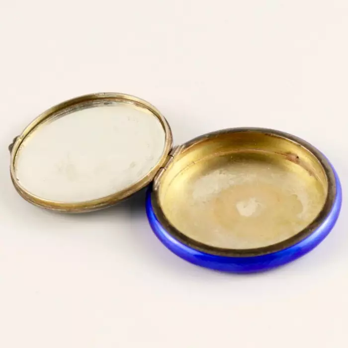 Boîte à poudre en argent. Estonie.  Annees 1920. 