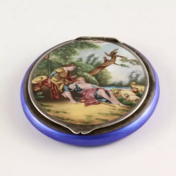 Boîte à poudre en argent. Estonie.  Annees 1920. 