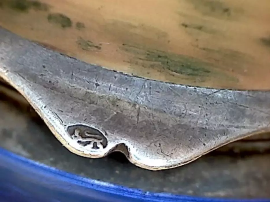 Boîte à poudre en argent. Estonie.  Annees 1920. 