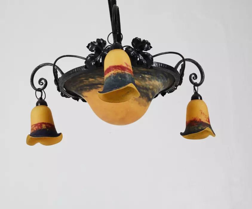 Lustre de style Art Nouveau France 20ème siècle. 