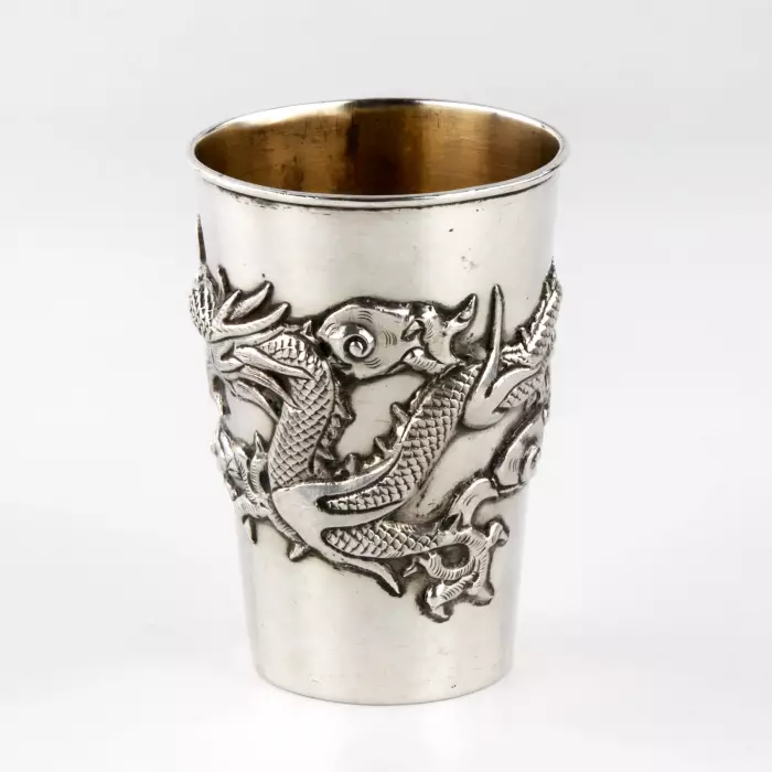 GOBELET EN ARGENT CHINOIS À DÉCOR DE DRAGON. CHINE, XXe SIÈCLE