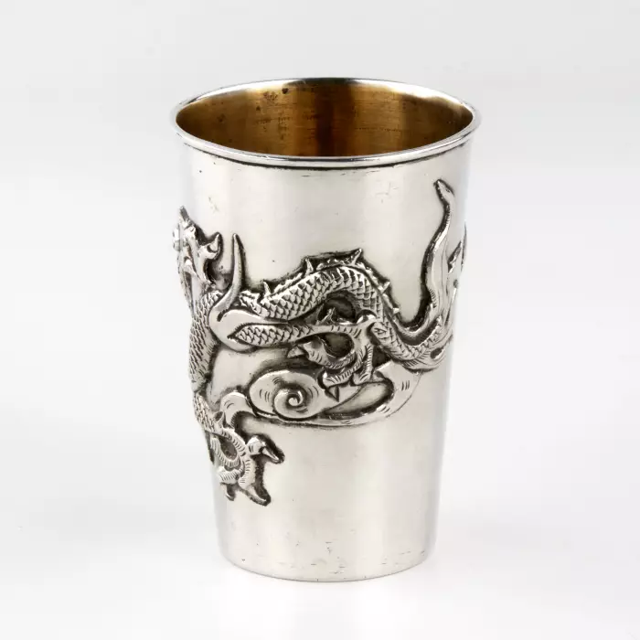 GOBELET EN ARGENT CHINOIS À DÉCOR DE DRAGON. CHINE, XXe SIÈCLE