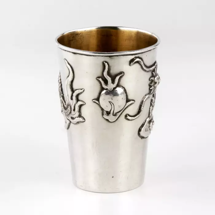 GOBELET EN ARGENT CHINOIS À DÉCOR DE DRAGON. CHINE, XXe SIÈCLE