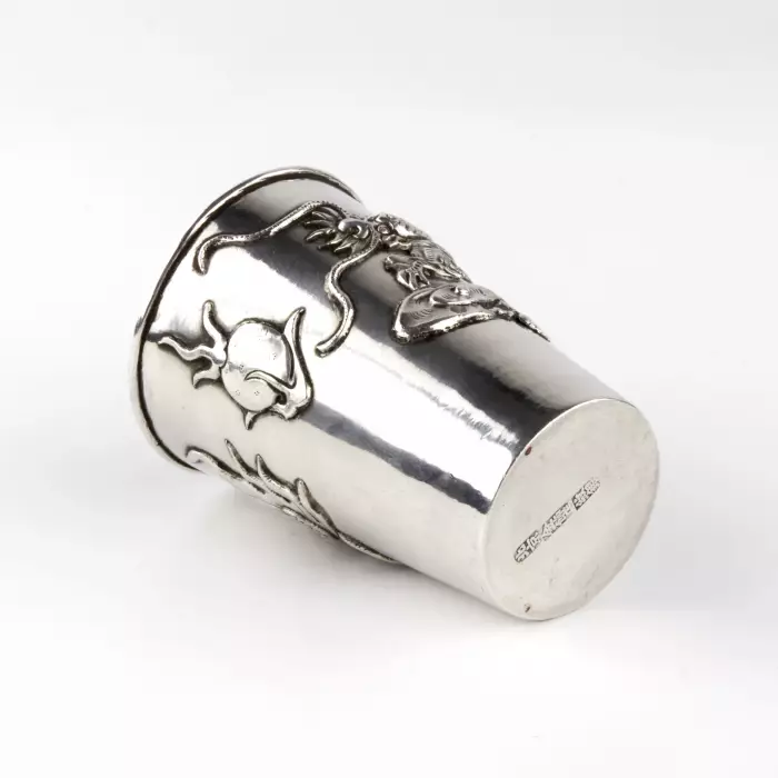 GOBELET EN ARGENT CHINOIS À DÉCOR DE DRAGON. CHINE, XXe SIÈCLE