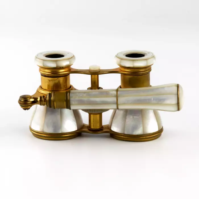 Theatrical binoculars with mother-of-pearl on the handle. 