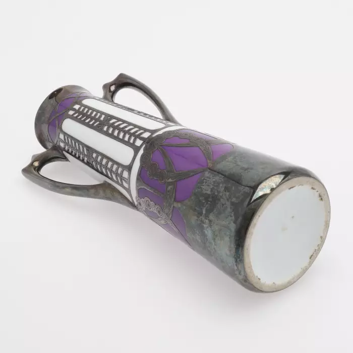 Vase en verre en argent. 