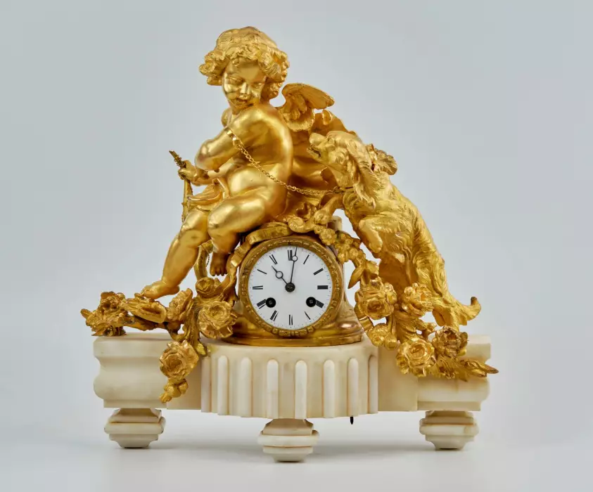 Philippe Mourey. Pendule Putti avec un chien. 