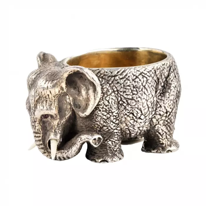 Élephant salière en argent. 