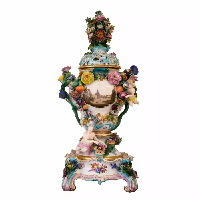 Un vase grandiose en porcelaine 