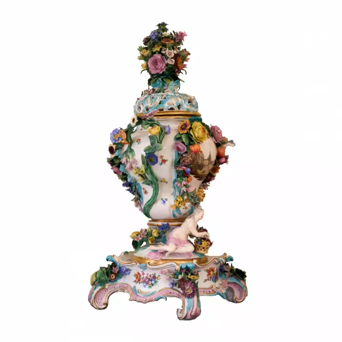 A grandiose porcelain vase 