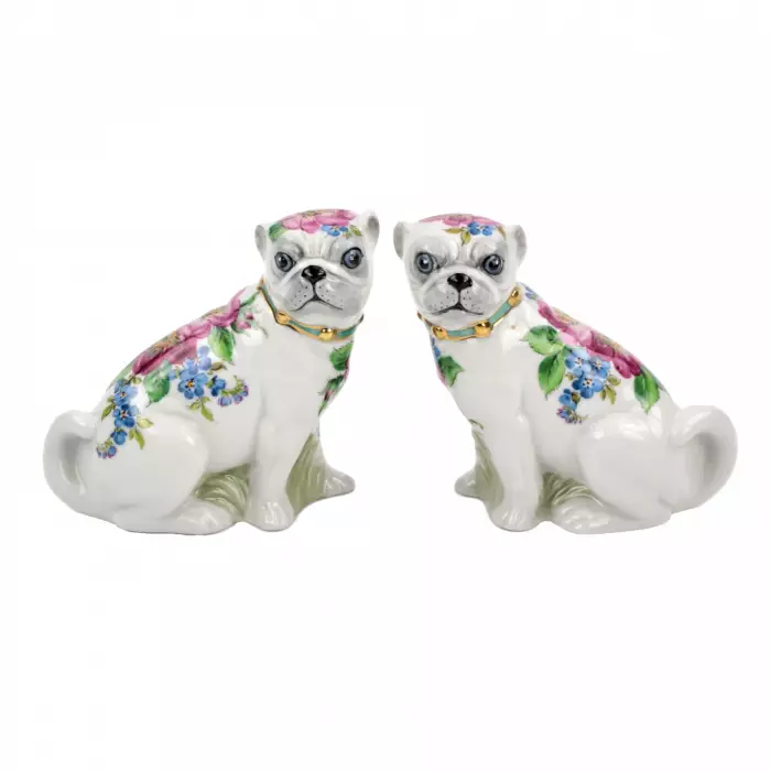 Une paire de figurines Pugs.