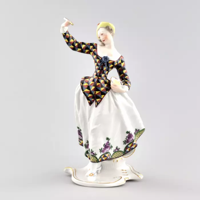 Figurine en porcelaine Columbine avec une soucoupe. Nymphenburg, Allemagne. Le debut du 20e siècle. 