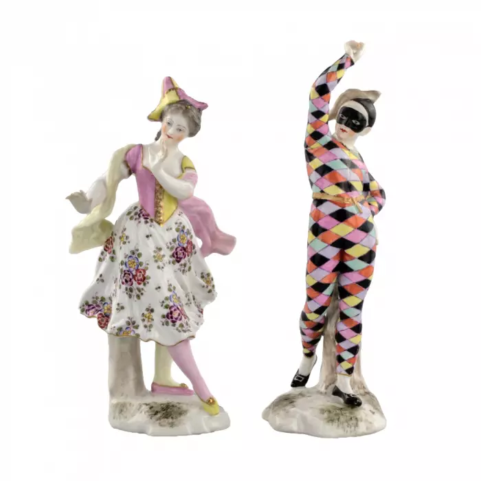 Groupe en porcelaine Columbine et Arlequin. 