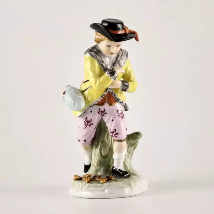 Figurine en porcelaine - allegorie de lhiver. SITZENDORF. 