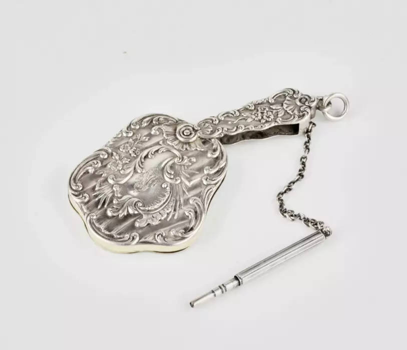 CARNET DE BAL DE DAME EN ARGENT AVEC FEUILLETS EN OS ET STYLET. FRANCE, TROISIÈME QUART DU XIXE SIÈCLE