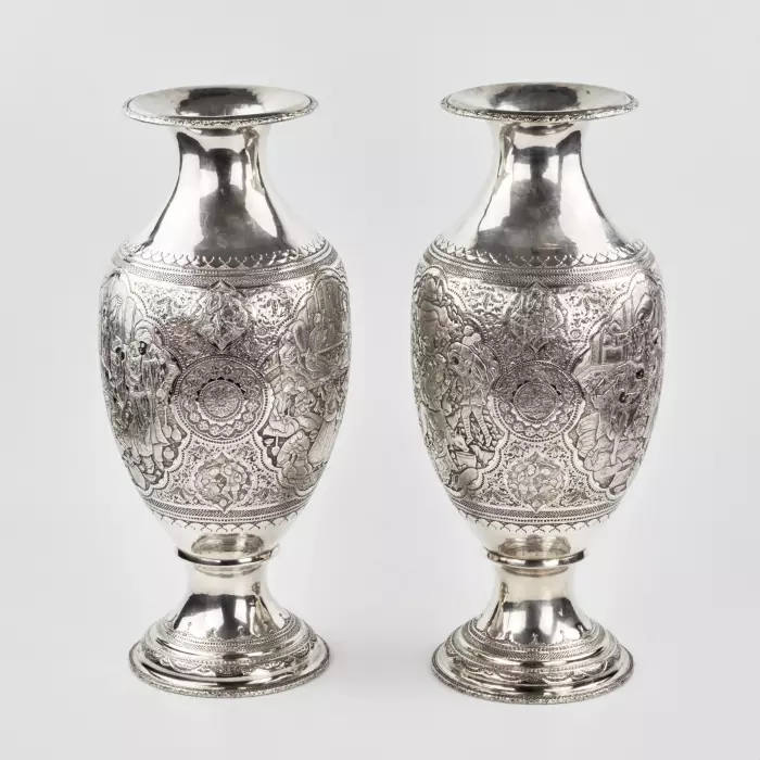 Une paire de vases persans en argent en forme damphore. 