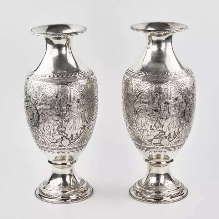 Une paire de vases persans en argent en forme damphore. 